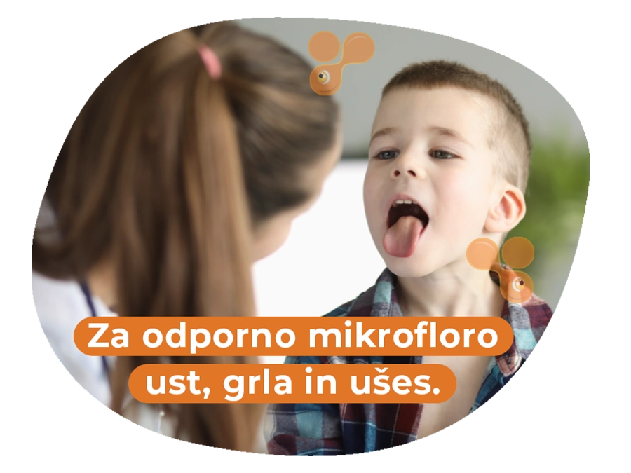 Škatlica Bactoblis skupaj s 3 listi različnih dreves in otroško roko s tableto v njej